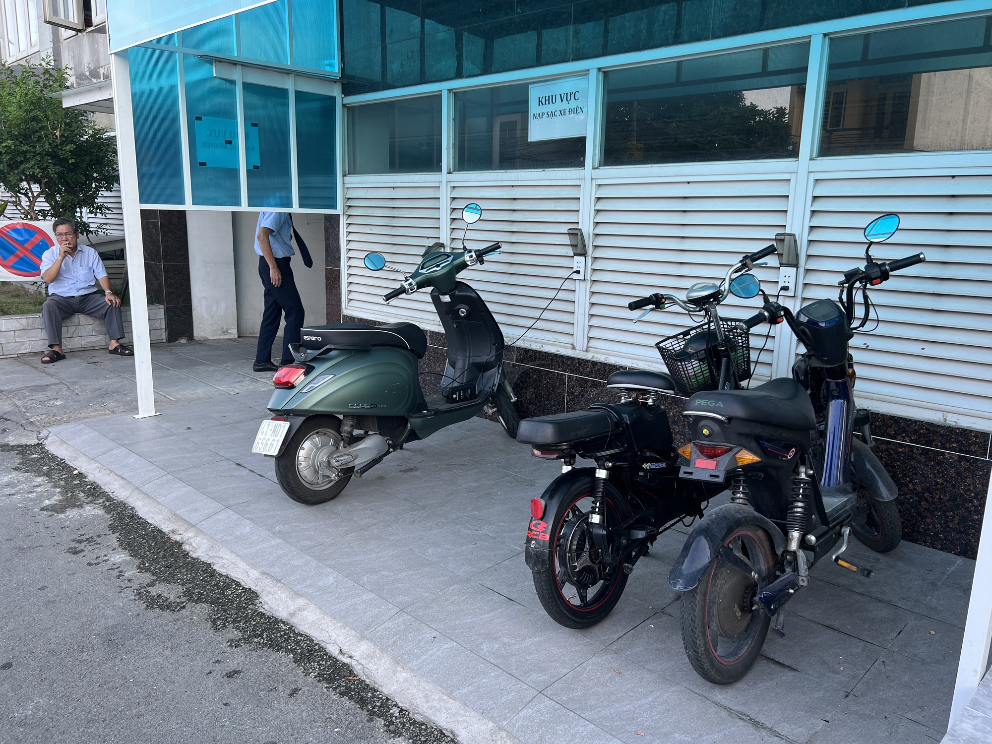 Sạc pin xe máy điện đúng cách - Ảnh 1.