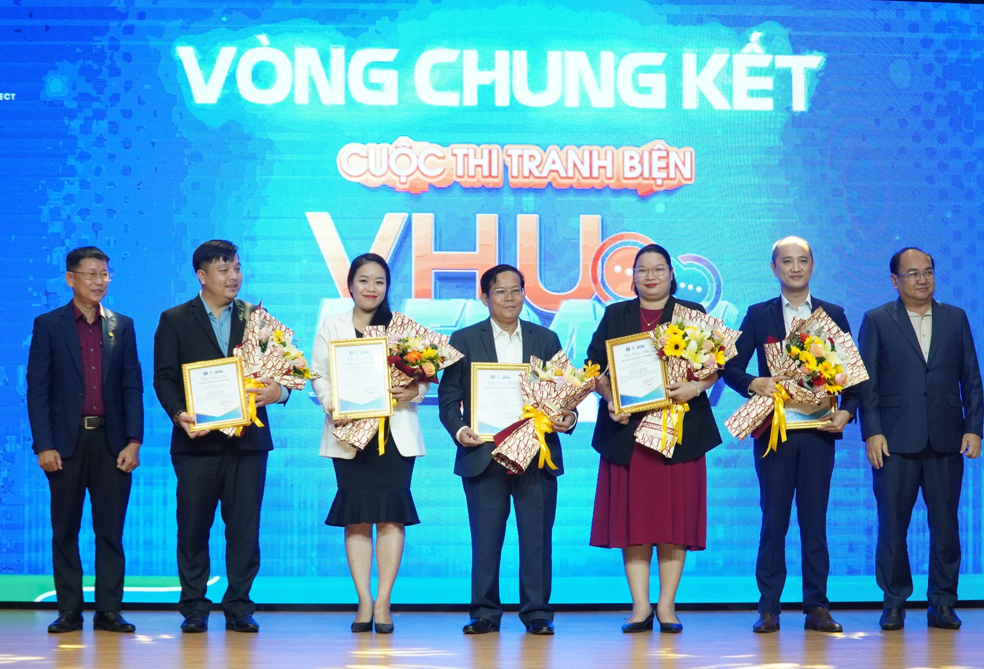 Công bố quán quân cuộc thi tranh biện VHU Debate 2023 - Ảnh 3.