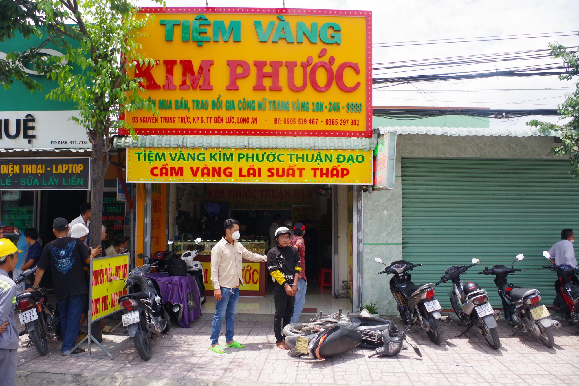 Người dân vây bắt đối tượng cướp tiệm vàng ở Long An