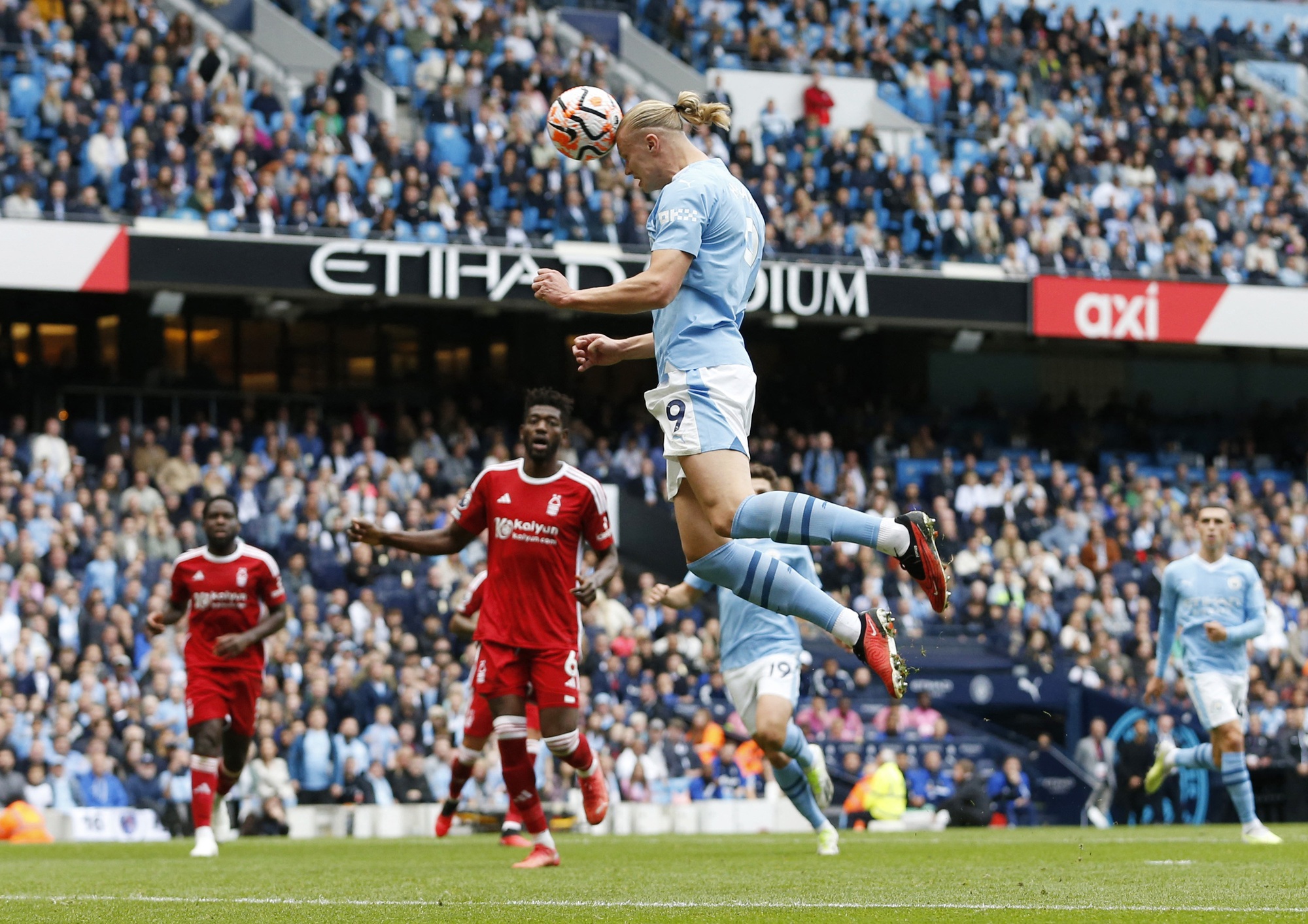 Man City duy tr&igrave; mạch to&agrave;n thắng trong cơn mưa thẻ phạt  - Ảnh 1.