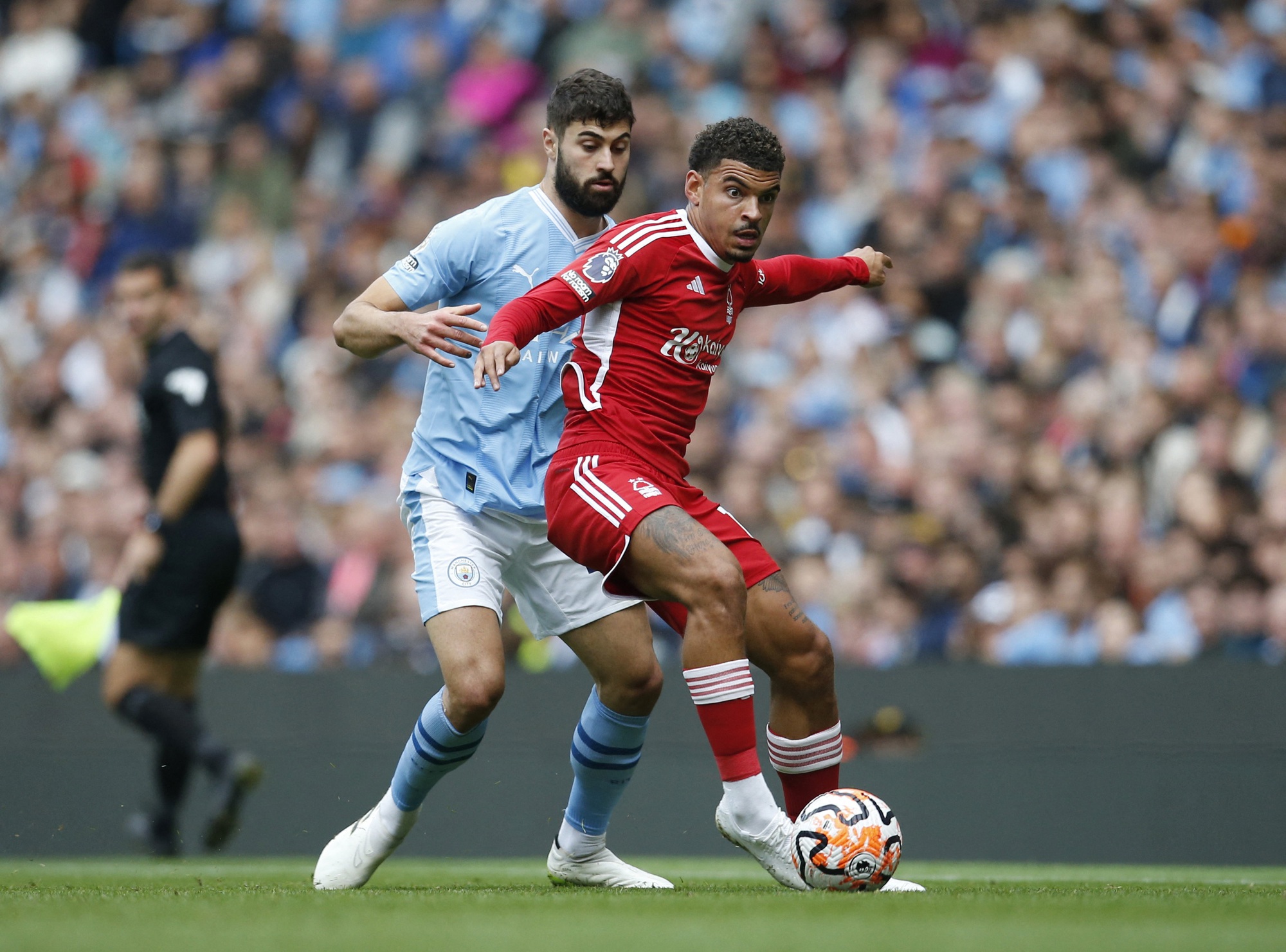 Man City duy tr&igrave; mạch to&agrave;n thắng trong cơn mưa thẻ phạt  - Ảnh 5.