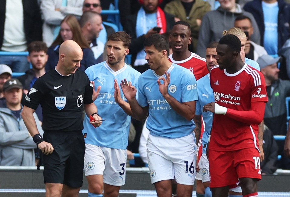 Man City duy tr&igrave; mạch to&agrave;n thắng trong cơn mưa thẻ phạt  - Ảnh 3.