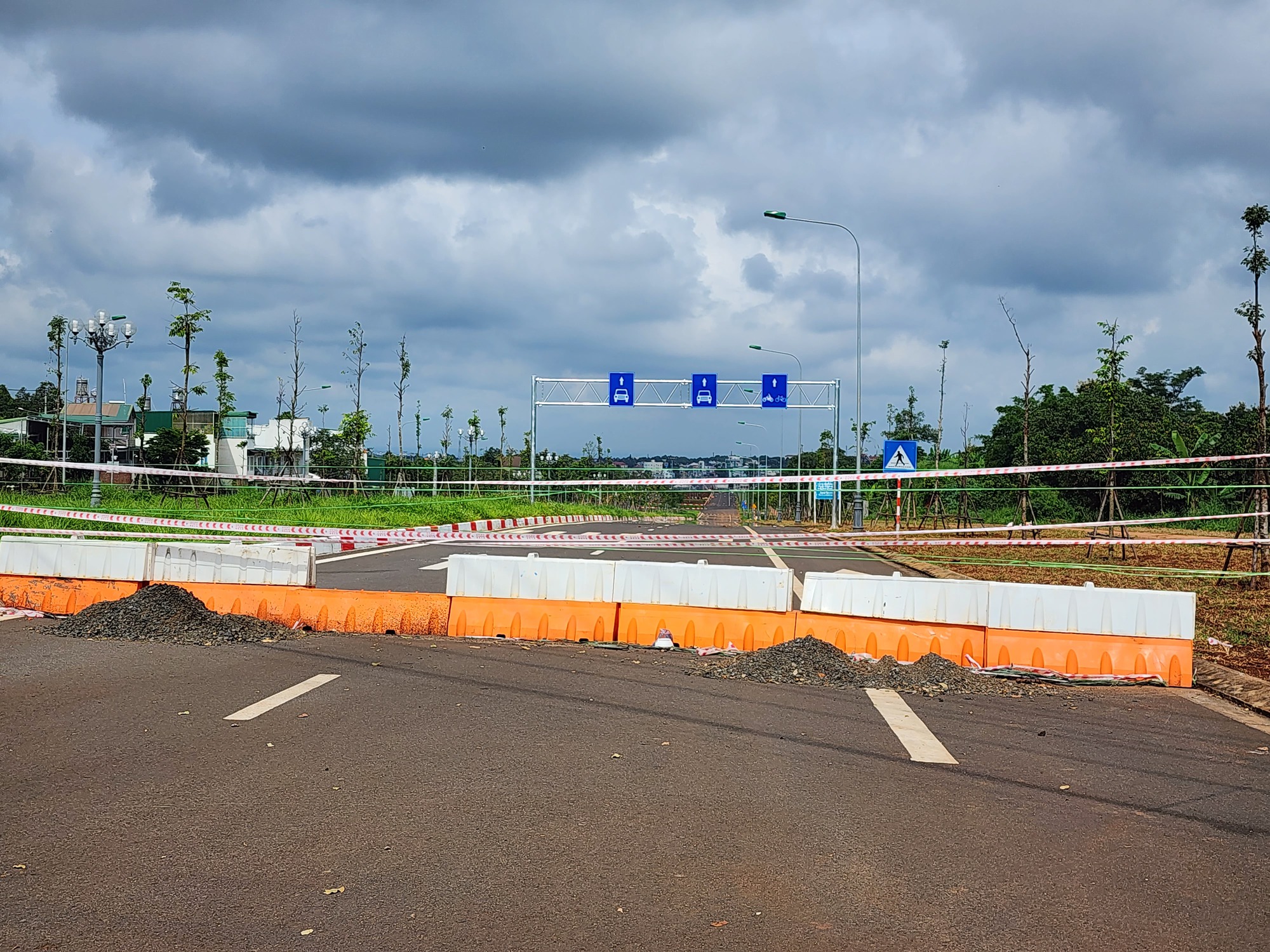Đường ng&agrave;n tỉ chưa th&ocirc;ng xe đ&atilde; loang lổ điểm... sửa gi&aacute;p m&iacute; - Ảnh 5.