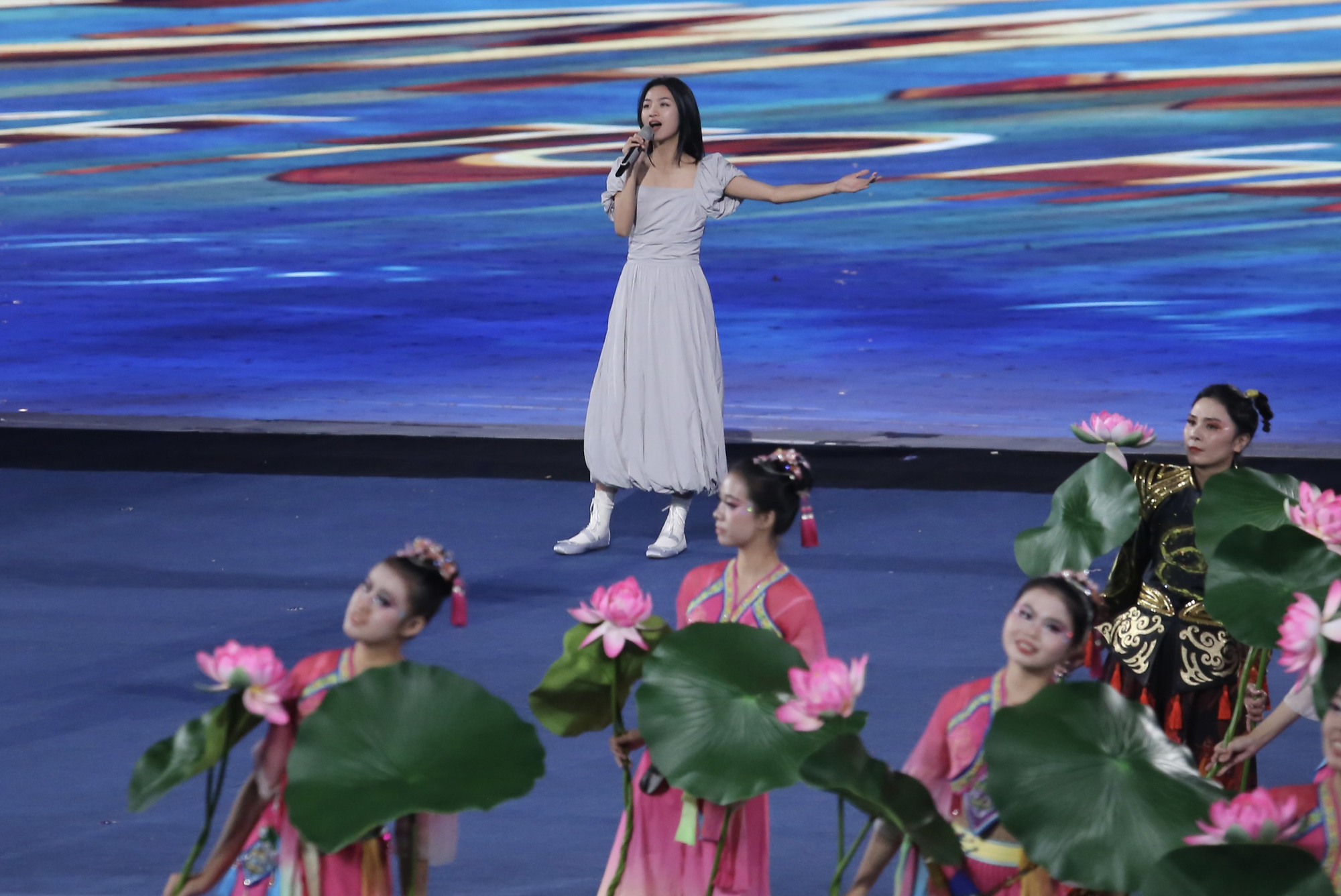 Khai mạc ASIAD 19: Từ tr&aacute;i tim đến tr&aacute;i tim, hướng về ch&acirc;u &Aacute; - Ảnh 32.