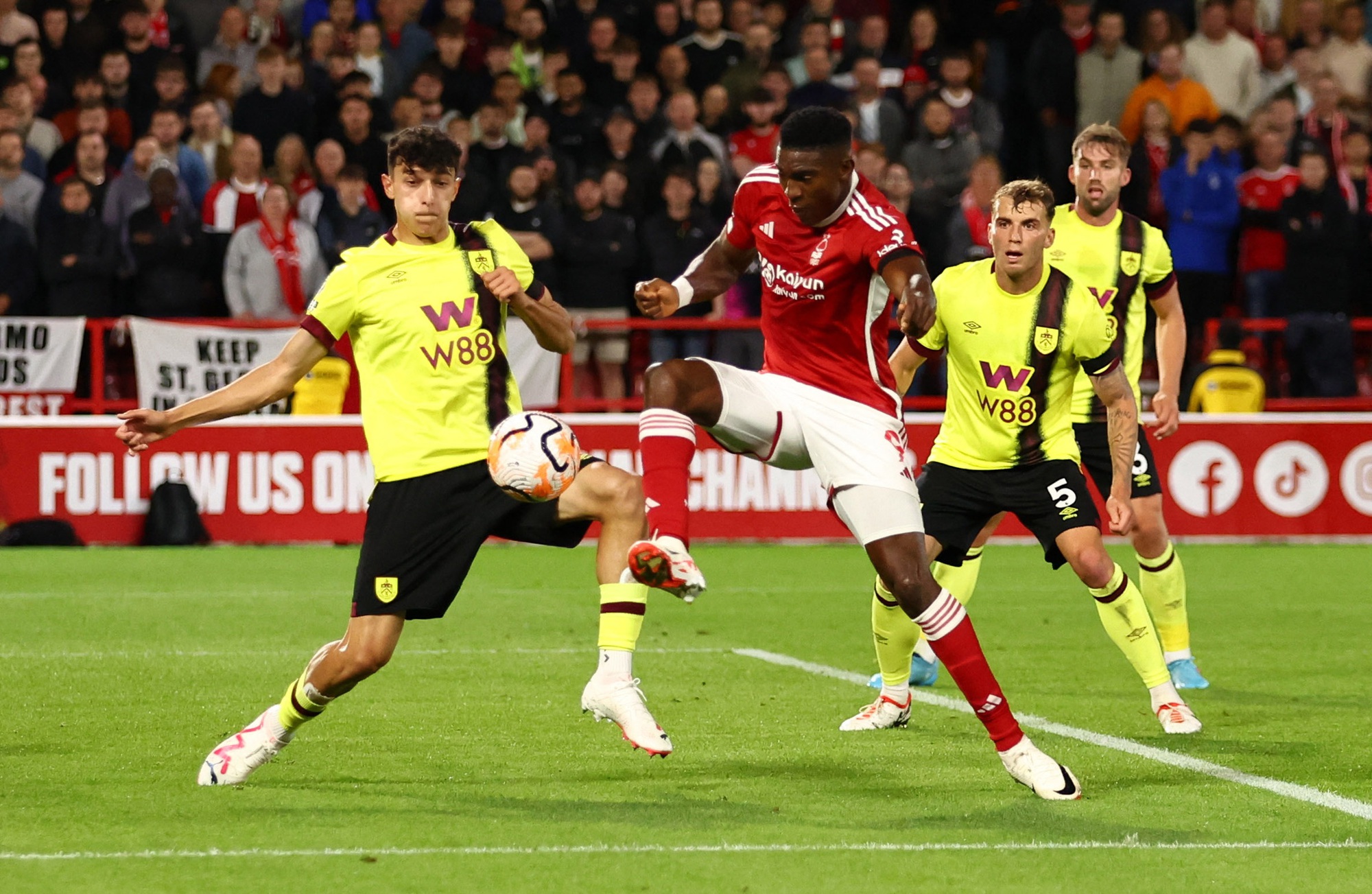 Man City chờ hủy diệt Nottingham Forest, Man United khó đá với Burnley - Ảnh 7.