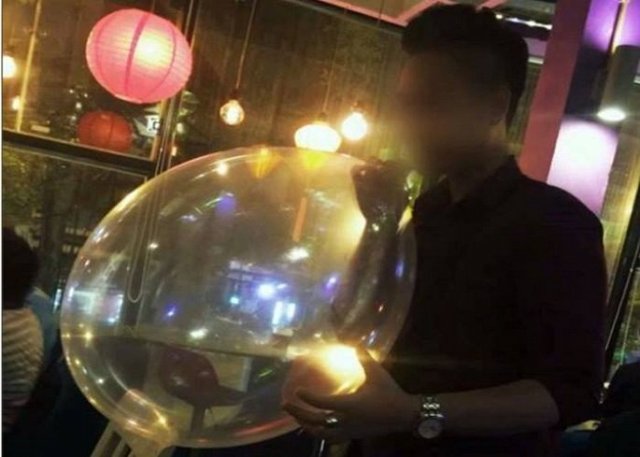 Hít tới 200 quả bóng cười/ngày, nam thanh niên nhập viện - Ảnh 3.