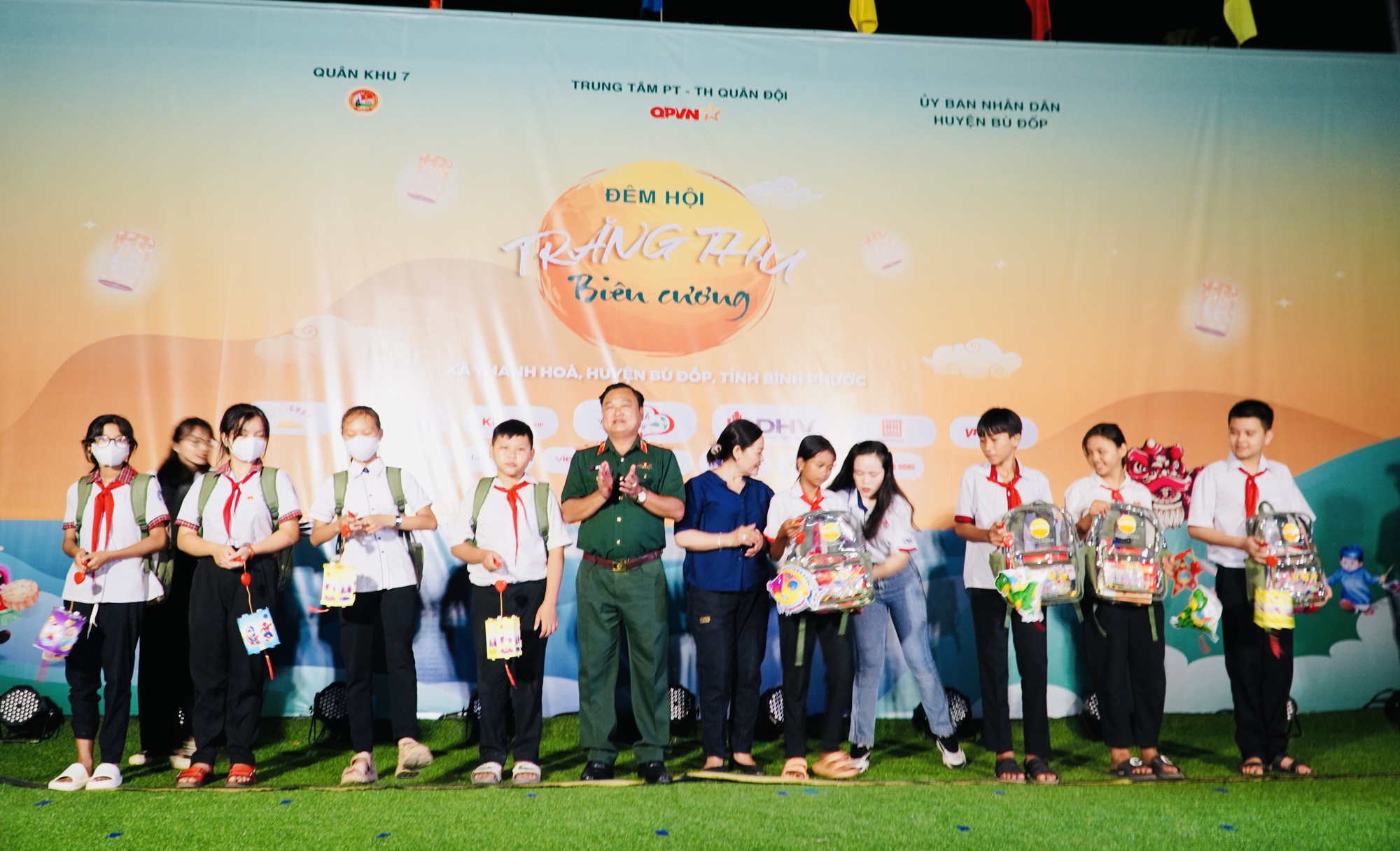 Ấm lòng món quà trung thu ở biên giới tỉnh Bình Phước - Ảnh 2.