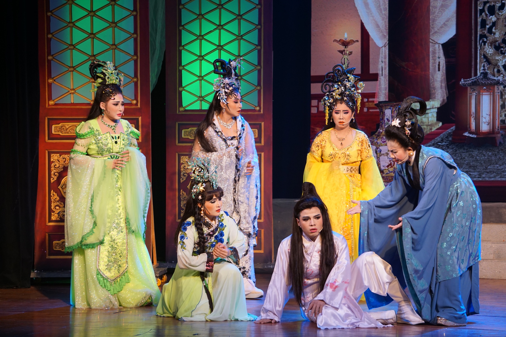 Nghệ sĩ Minh T&acirc;m - T&agrave;i Lương t&aacute;i ngộ kh&aacute;n giả trong niềm x&uacute;c động m&atilde;nh liệt - Ảnh 3.