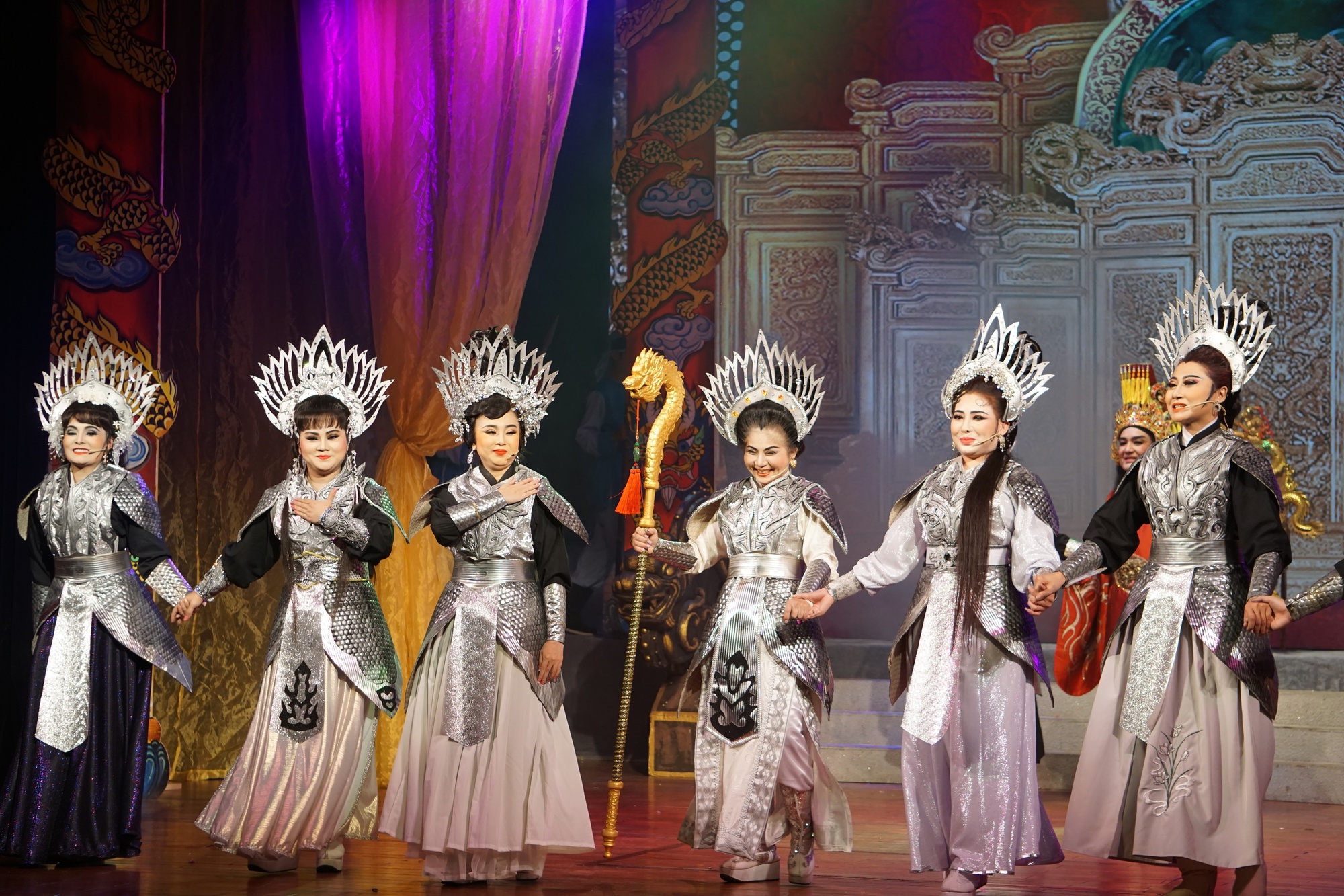 Nghệ sĩ Minh T&acirc;m - T&agrave;i Lương t&aacute;i ngộ kh&aacute;n giả trong niềm x&uacute;c động m&atilde;nh liệt - Ảnh 2.