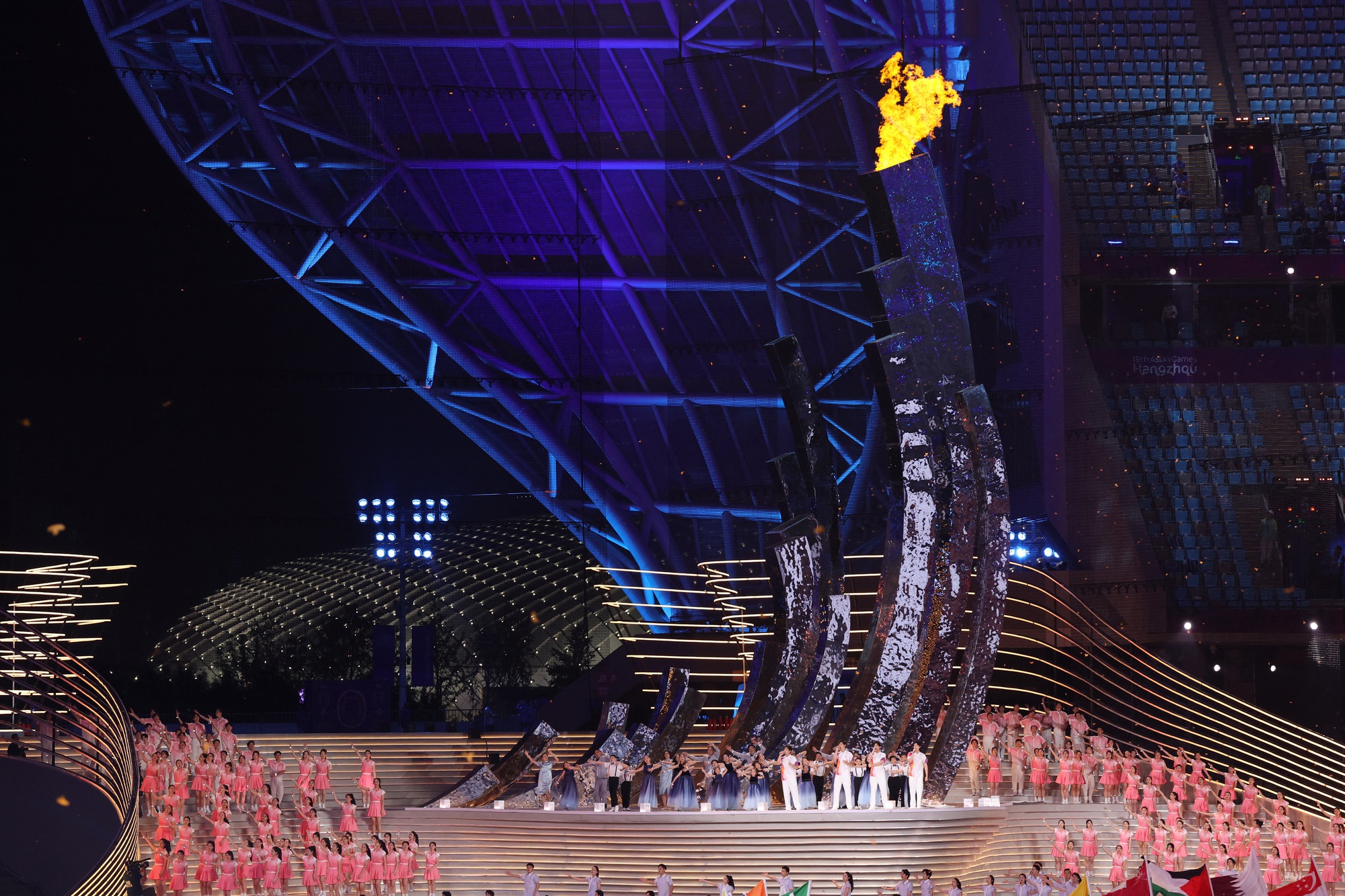 Khai mạc ASIAD 19: Từ tr&aacute;i tim đến tr&aacute;i tim, hướng về ch&acirc;u &Aacute; - Ảnh 1.