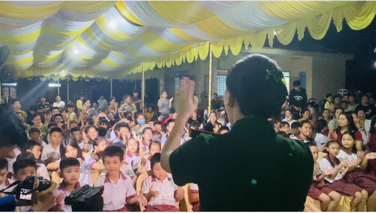 Ấm lòng món quà trung thu ở biên giới tỉnh Bình Phước - Ảnh 4.