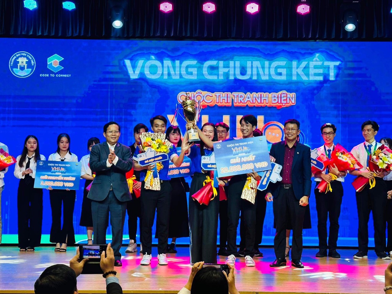 Công bố quán quân cuộc thi tranh biện VHU Debate 2023