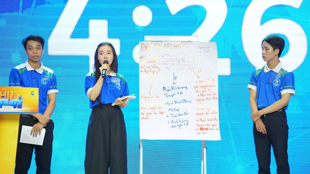 Công bố quán quân cuộc thi tranh biện VHU Debate 2023 - Ảnh 2.