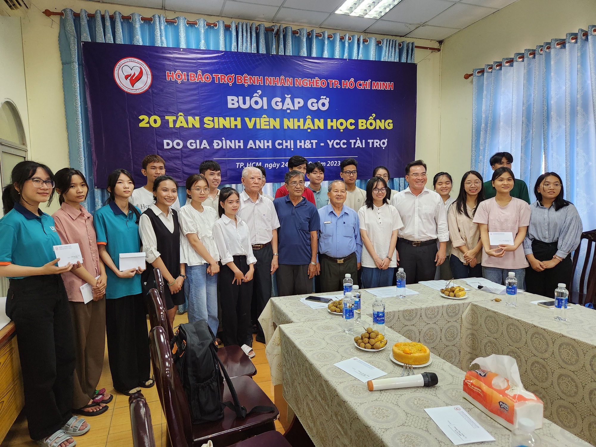 Gia đ&igrave;nh anh chị H&T &ndash; YCC t&agrave;i trợ học bổng cho sinh vi&ecirc;n ngh&egrave;o, học giỏi - Ảnh 2.