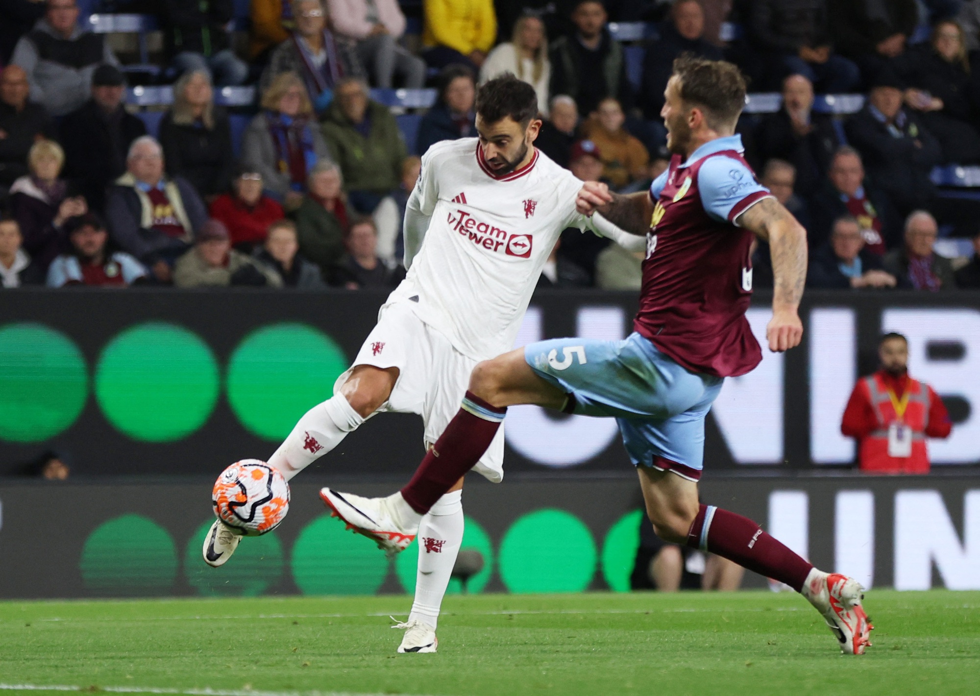 Fernandes lập công, Man United thắng Burnley tạm qua cơn khủng hoảng