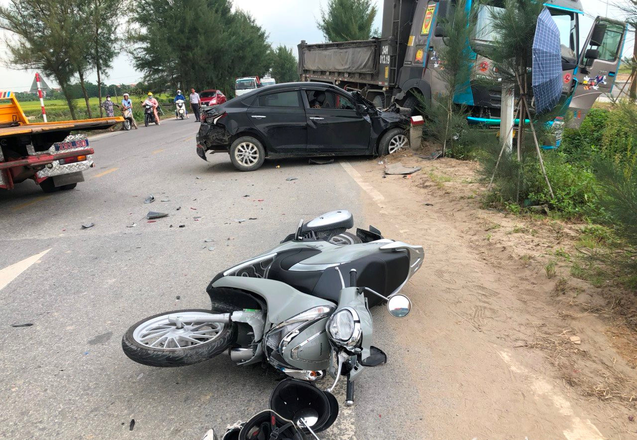 Tai nạn liên hoàn giữa 2 ôtô và xe máy, 2 phụ nữ bị thương