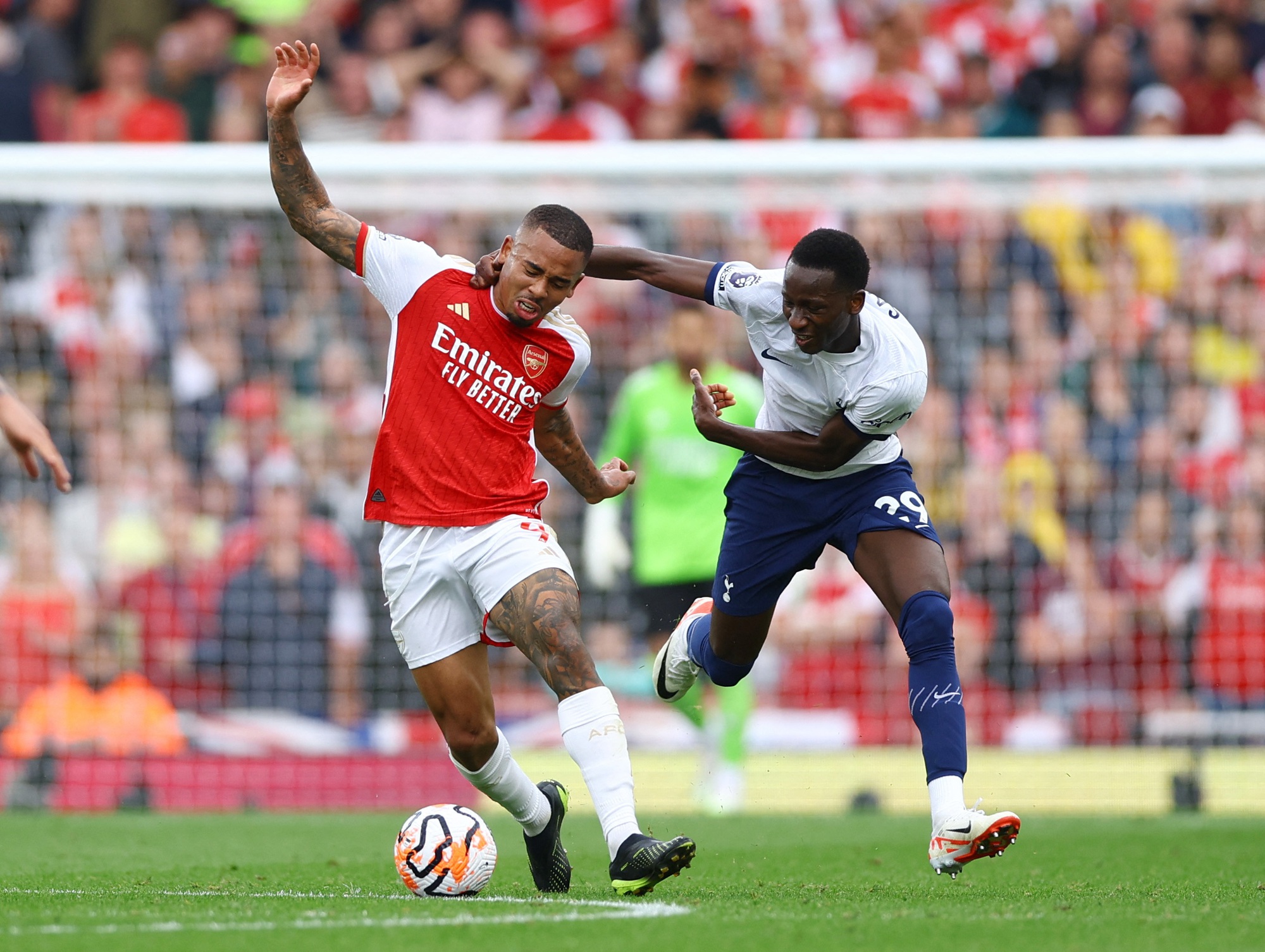 Rượt đuổi kịch tính, Tottenham cầm chân Arsenal - Ảnh 1.