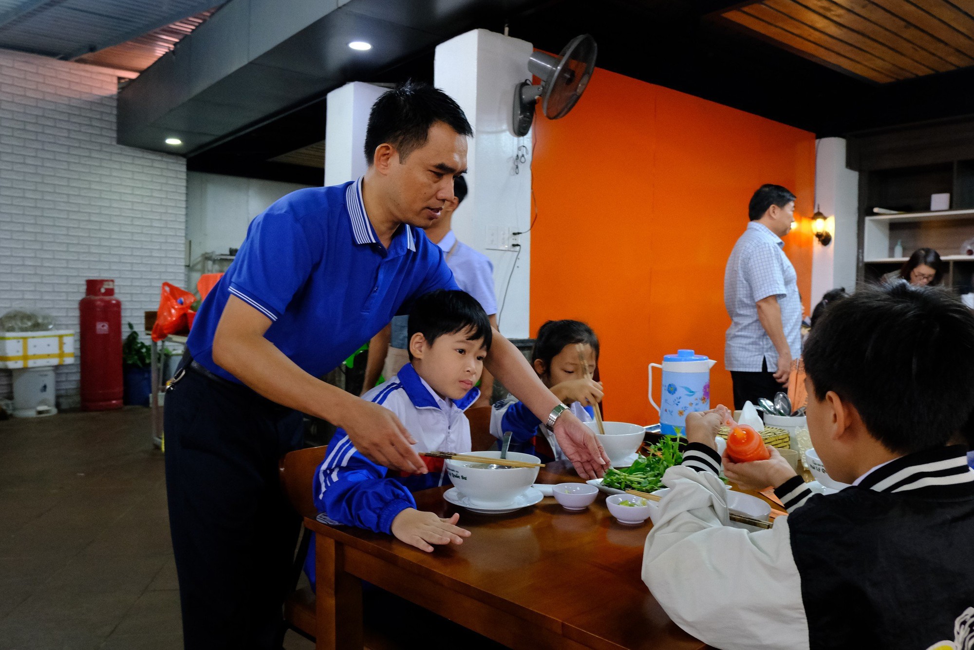 Hơn 100 học sinh ngh&egrave;o được ăn phở miễn ph&iacute; v&agrave; nhận qu&agrave; trung thu - Ảnh 3.