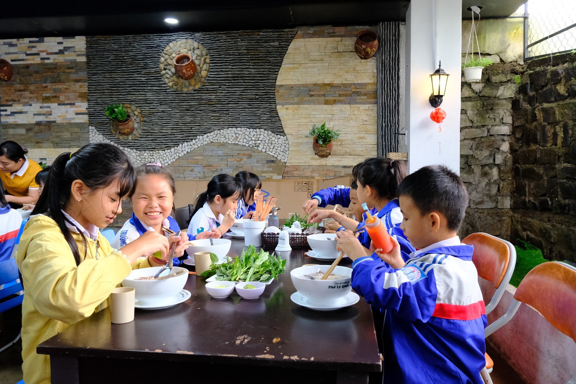 Hơn 100 học sinh nghèo được ăn phở miễn phí và nhận quà trung thu
