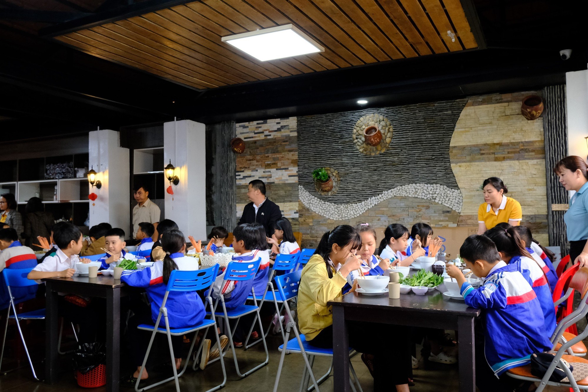 Hơn 100 học sinh ngh&egrave;o được ăn phở miễn ph&iacute; v&agrave; nhận qu&agrave; trung thu - Ảnh 1.