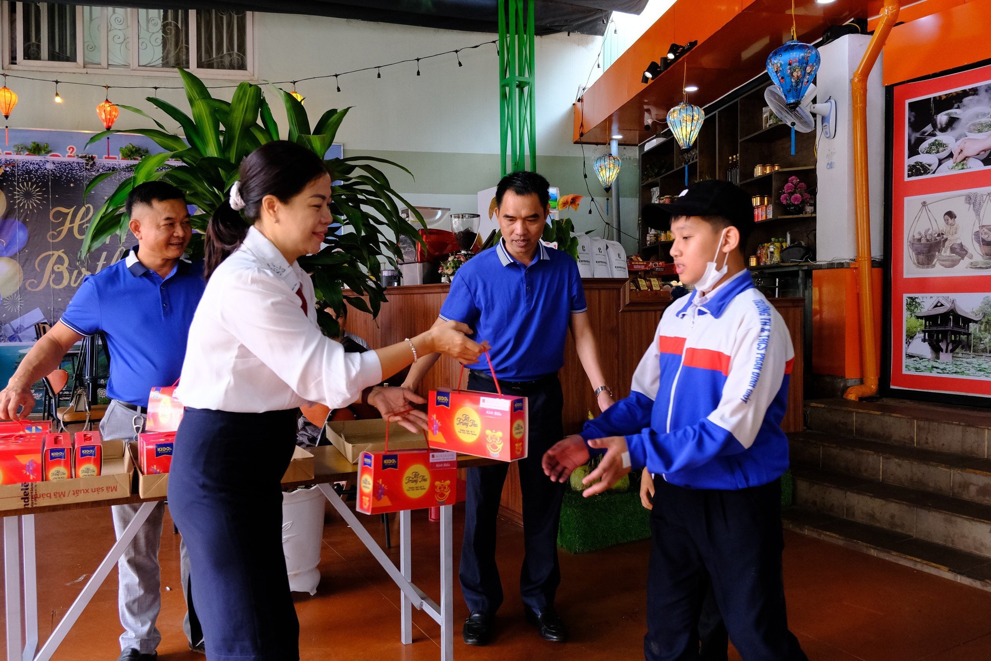 Hơn 100 học sinh ngh&egrave;o được ăn phở miễn ph&iacute; v&agrave; nhận qu&agrave; trung thu - Ảnh 4.