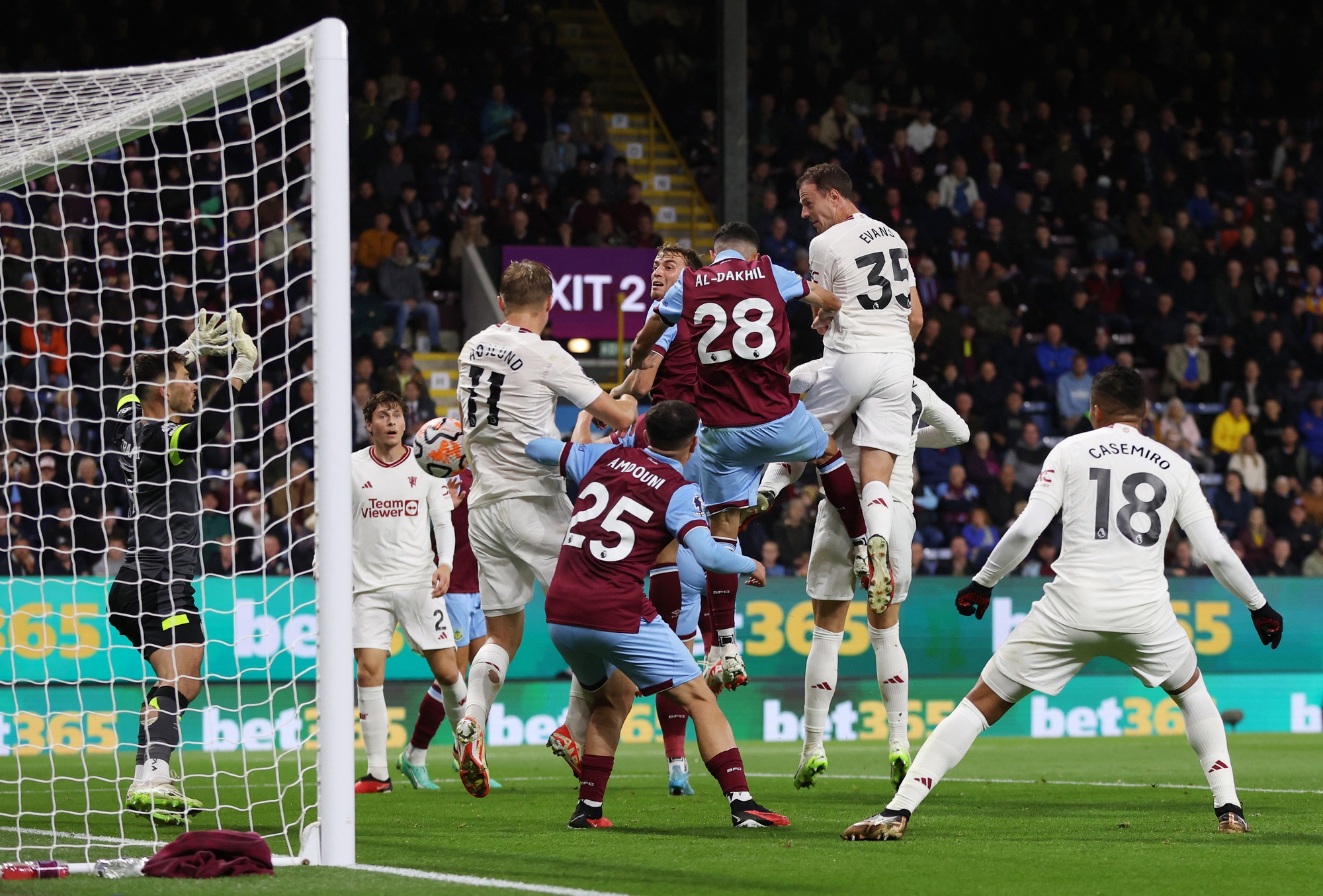 Đội trưởng người Bồ lập công, Man United thắng Burnley tạm qua cơn khủng hoảng - Ảnh 3.