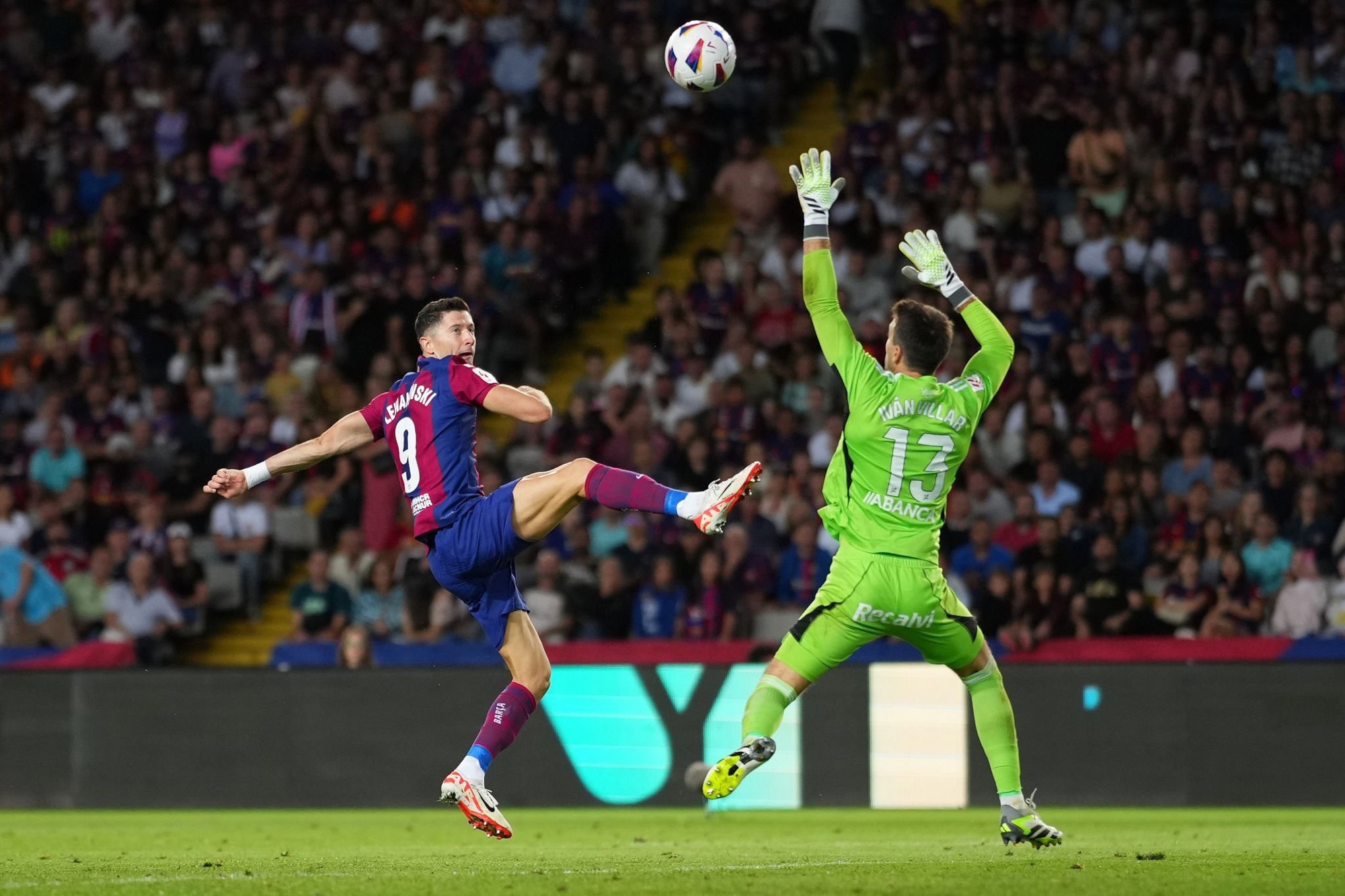 Lewandowski tỏa sáng, Barcelona ngược dòng thắng trong 8 phút cuối