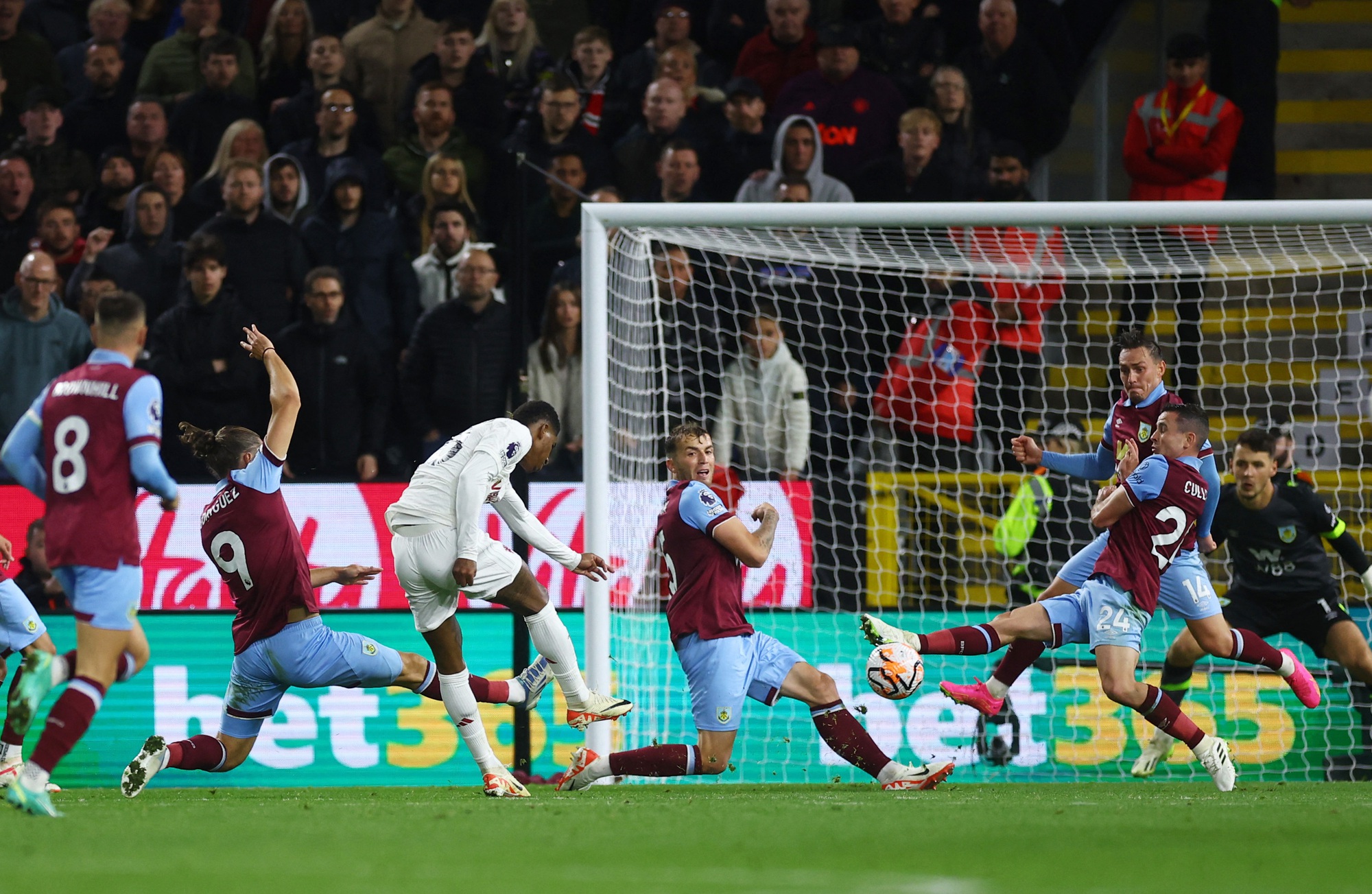 Đội trưởng người Bồ lập công, Man United thắng Burnley tạm qua cơn khủng hoảng - Ảnh 7.