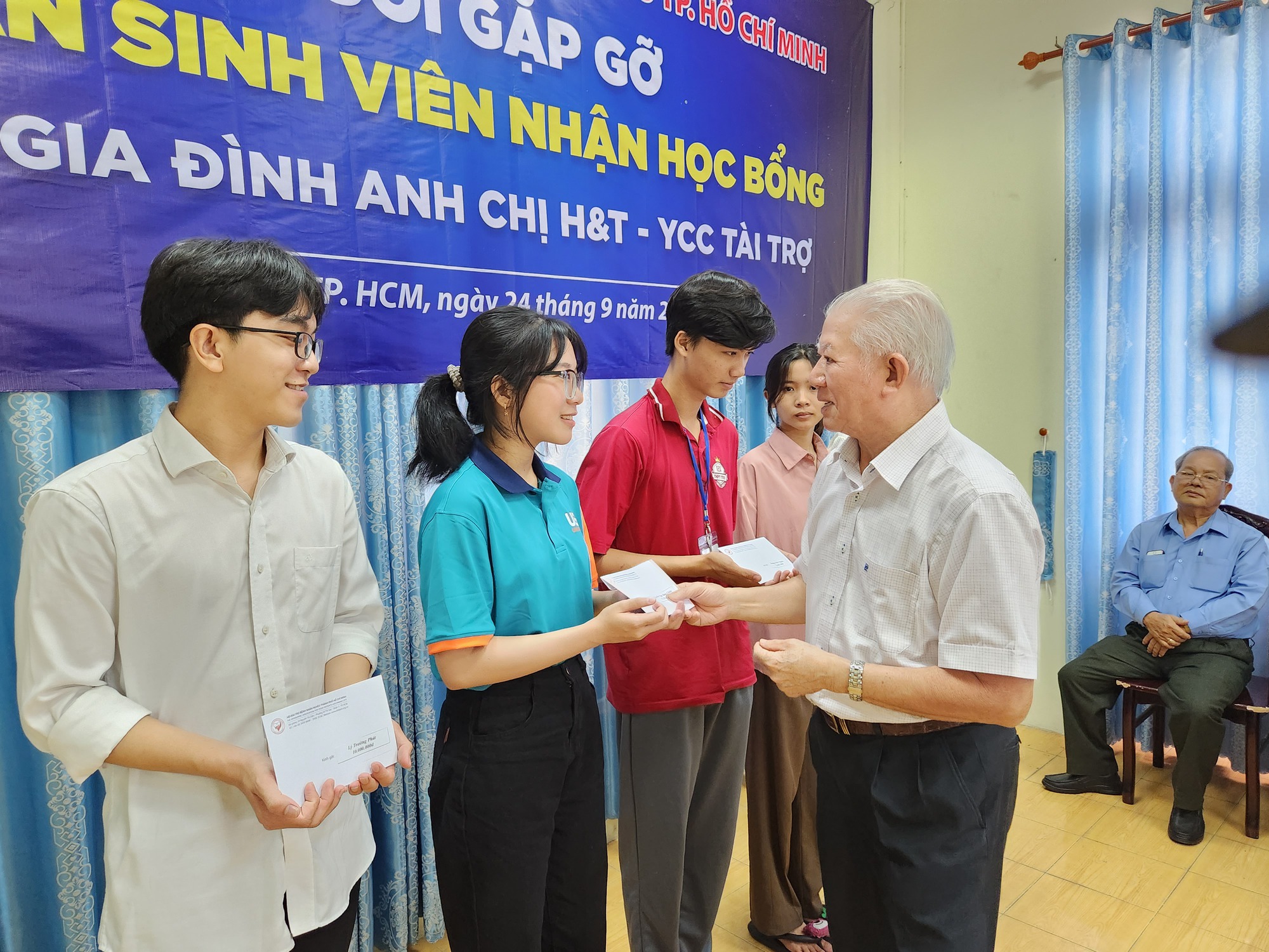 Gia đình anh chị H&T – YCC tài trợ học bổng cho sinh viên nghèo, học giỏi