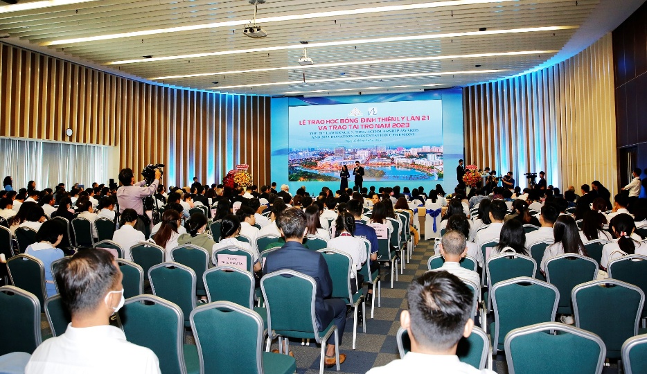 Phú Mỹ Hưng và Quỹ Đinh Thiện Lý trao học bổng gần 8 tỉ đồng - Ảnh 1.