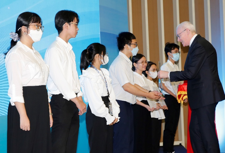 Phú Mỹ Hưng và Quỹ Đinh Thiện Lý trao học bổng gần 8 tỉ đồng