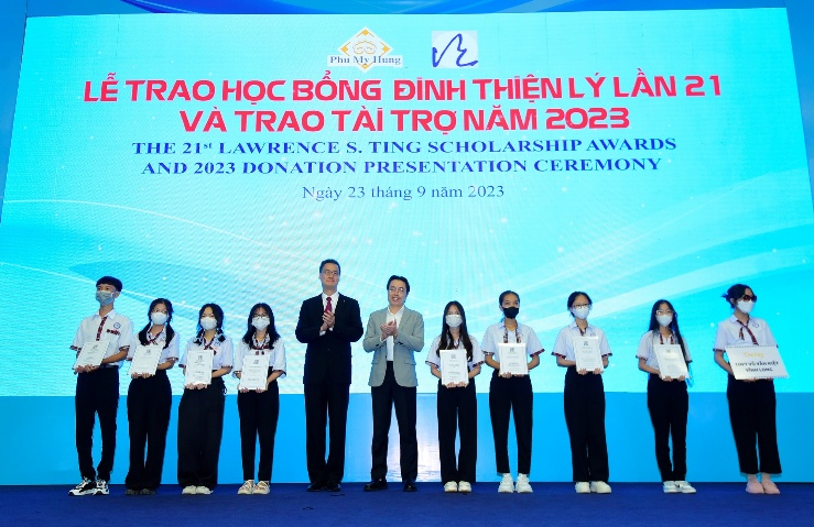 Phú Mỹ Hưng và Quỹ Đinh Thiện Lý trao học bổng gần 8 tỉ đồng - Ảnh 3.