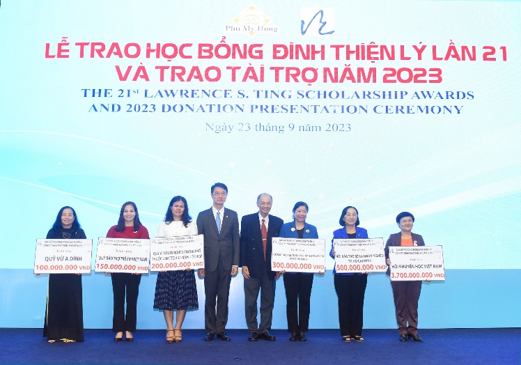 Phú Mỹ Hưng và Quỹ Đinh Thiện Lý trao học bổng gần 8 tỉ đồng - Ảnh 4.