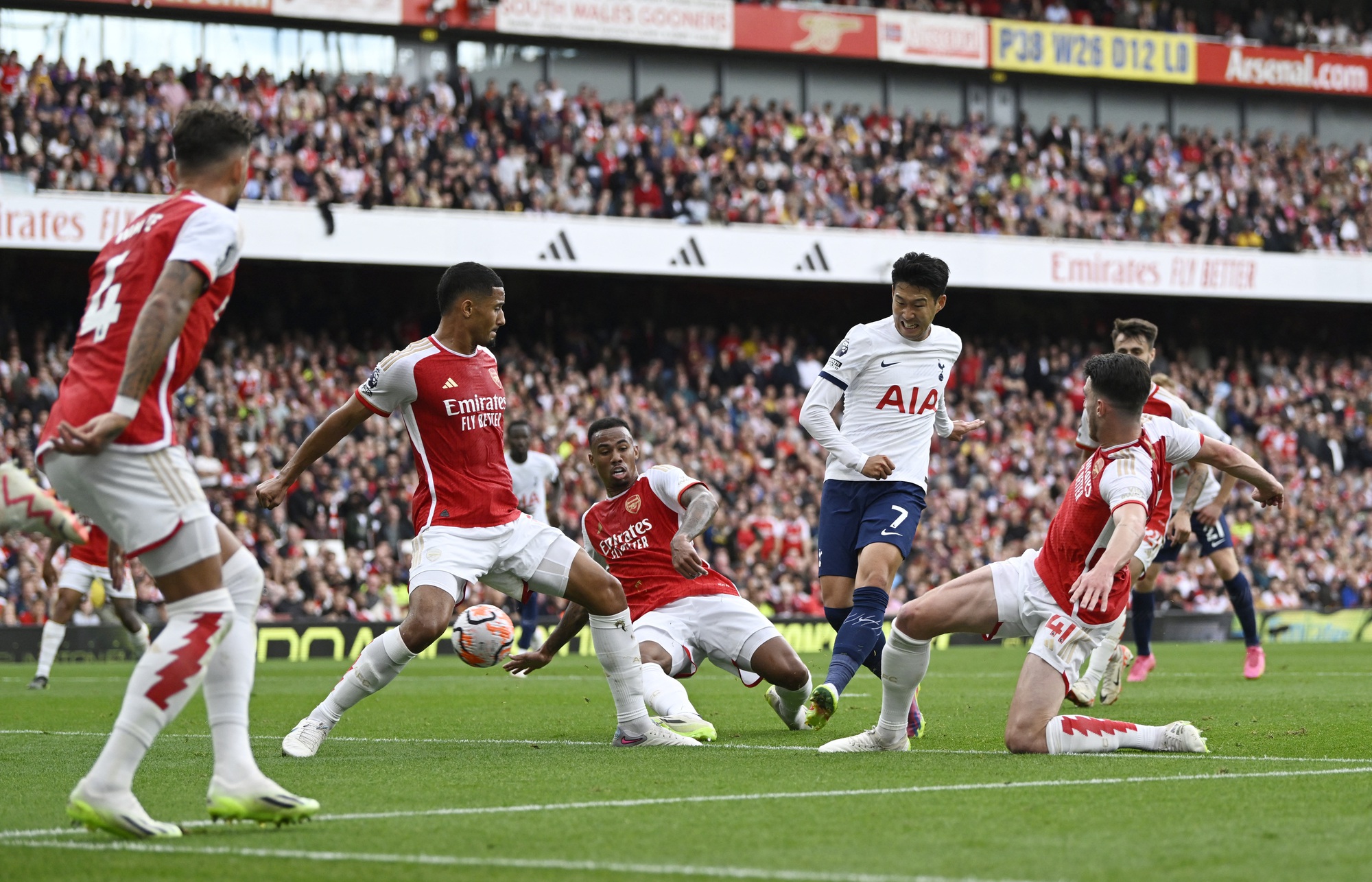 Rượt đuổi kịch tính, Tottenham cầm chân Arsenal