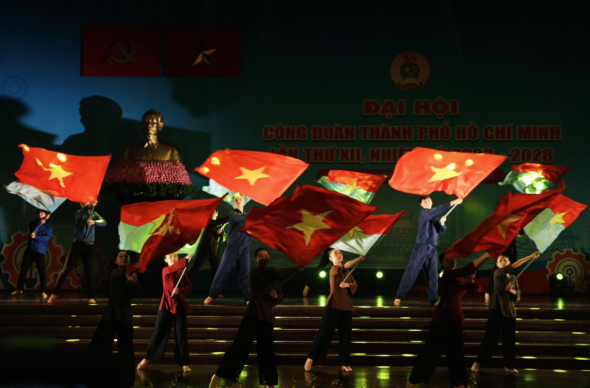 L&atilde;nh đạo Th&agrave;nh ủy TP HCM v&agrave; Tổng LĐLĐ Việt Nam đến dự phi&ecirc;n bế mạc Đại hội XII C&ocirc;ng đo&agrave;n TP HCM - Ảnh 12.