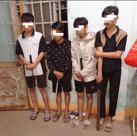 Phát hiện nhóm thiếu niên mang kiếm, người dân báo công an
