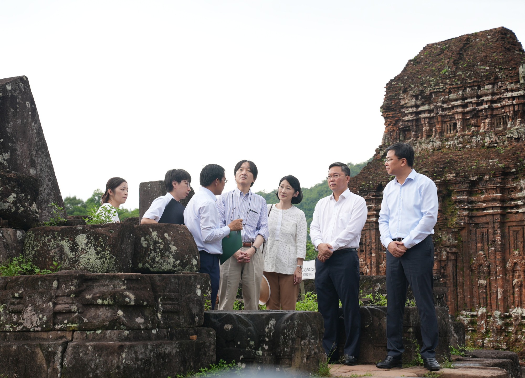 Ho&agrave;ng Th&aacute;i tử Nhật Bản v&agrave; C&ocirc;ng nương tham quan Mỹ Sơn - Ảnh 4.