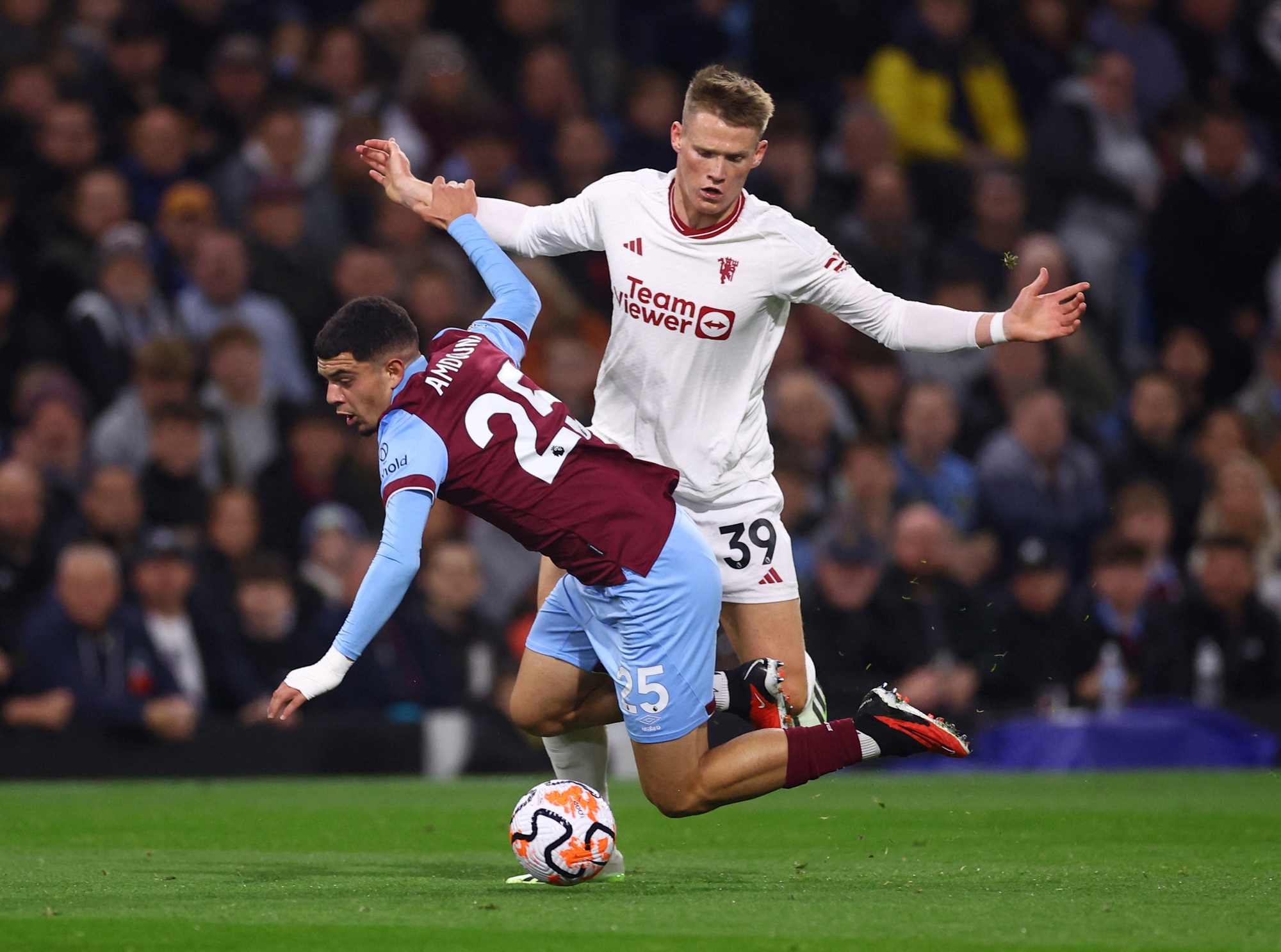 Đội trưởng người Bồ lập công, Man United thắng Burnley tạm qua cơn khủng hoảng - Ảnh 1.