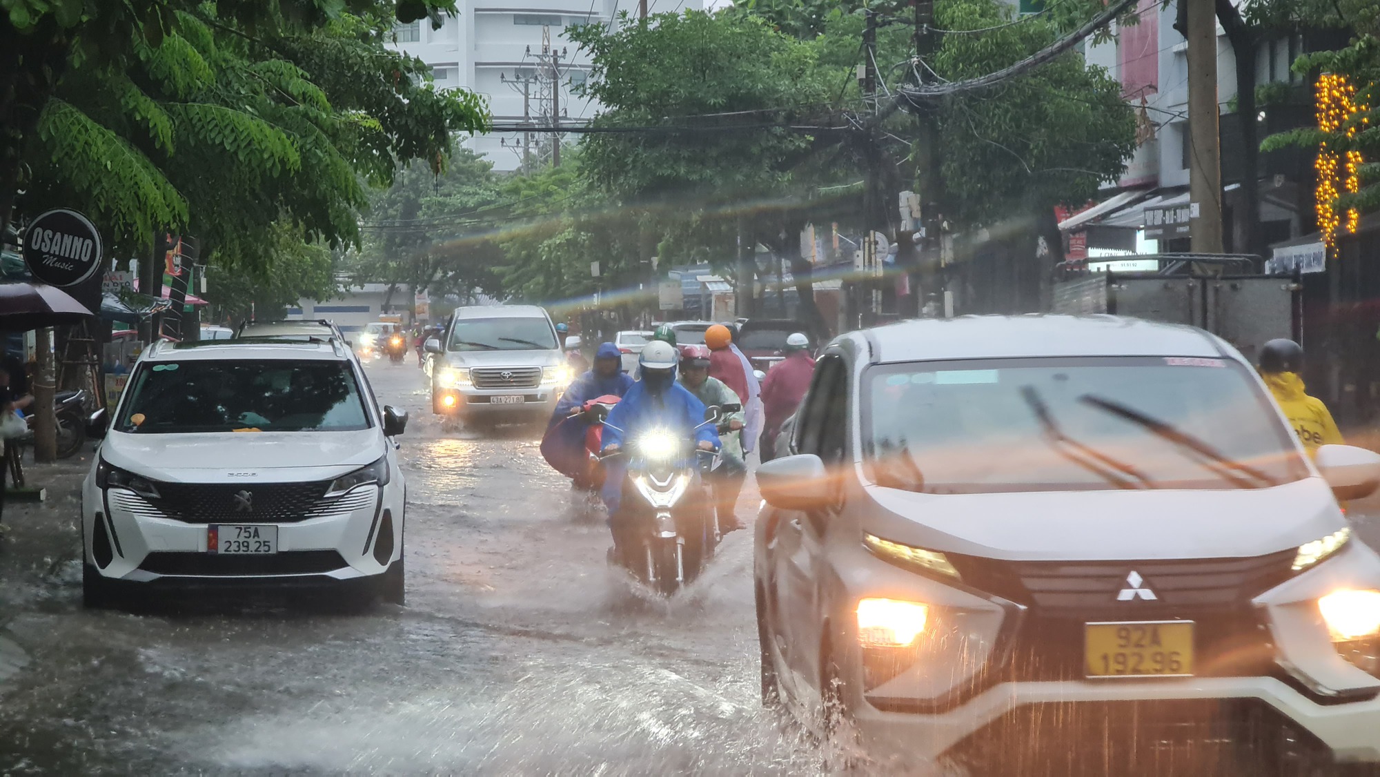Nhiều nơi ở miền Trung ngập sâu, hàng loạt nhà tốc mái - Ảnh 11.