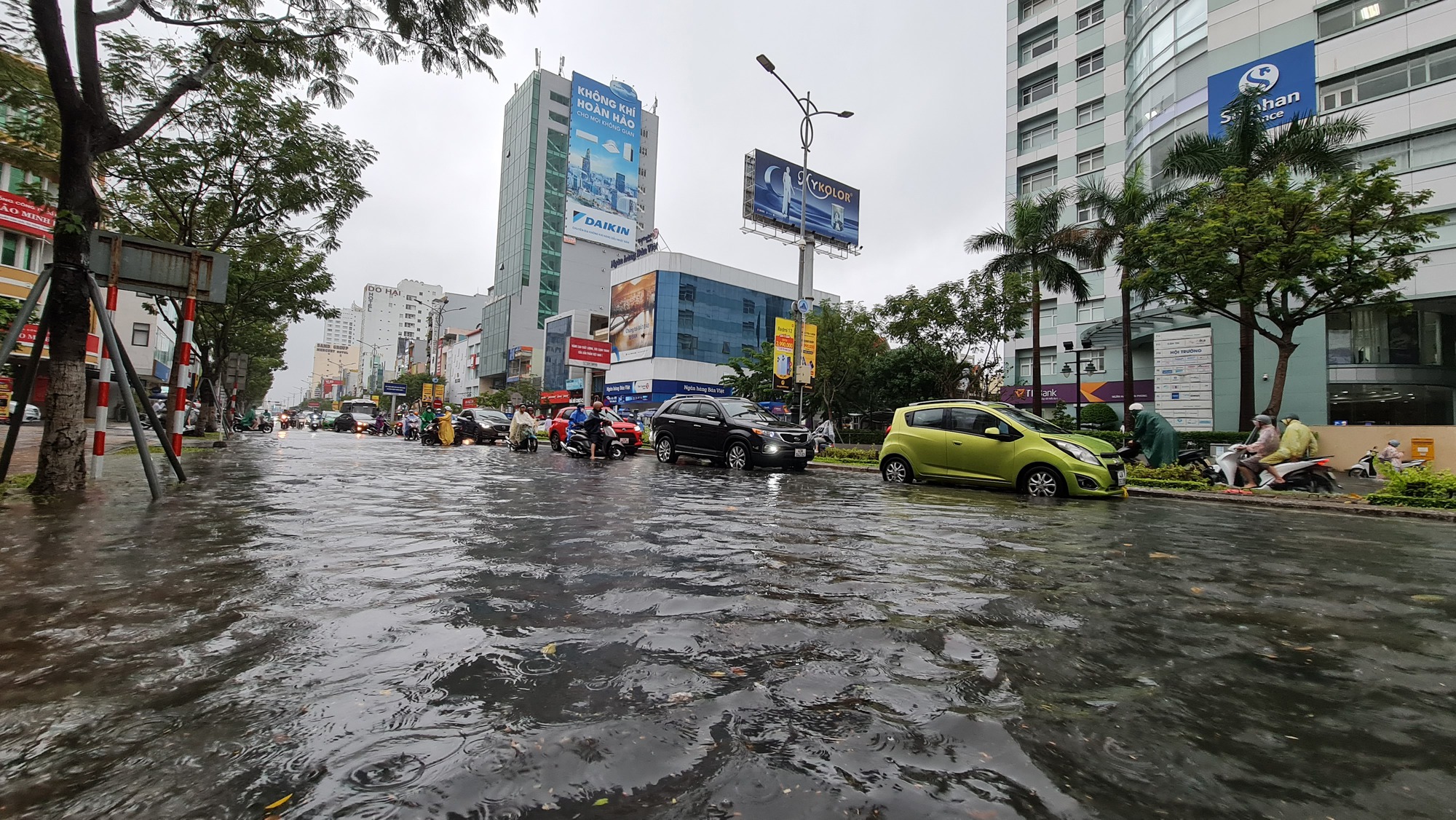 Nhiều nơi ở miền Trung ngập sâu, hàng loạt nhà tốc mái - Ảnh 2.