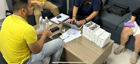 Tạm giữ người xách 22 iPhone 15 Pro Max về Việt Nam