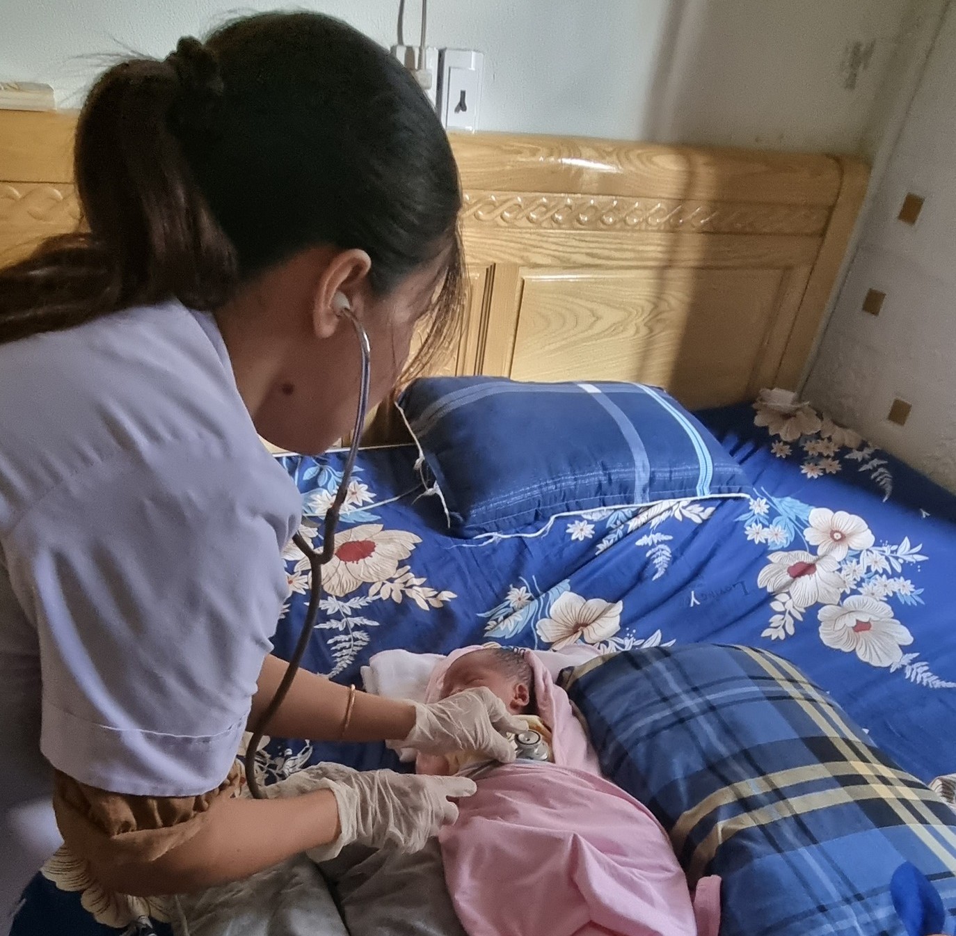 Bất ngờ phát hiện bé gái 7 ngày tuổi bị bỏ rơi trước cổng nhà