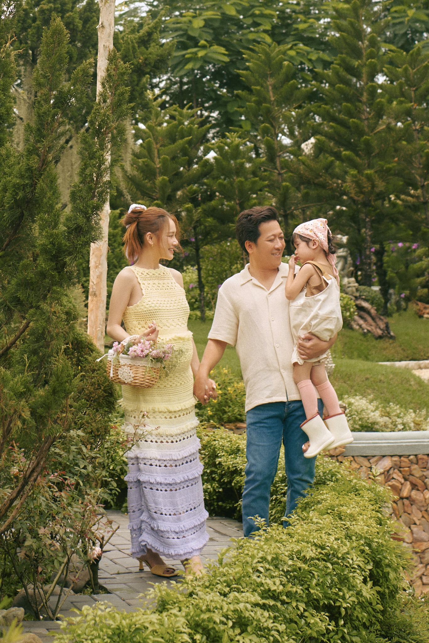 Gia đình Trường Giang - Nhã Phương khoe ảnh mừng ngày trọng đại - Ảnh 4.