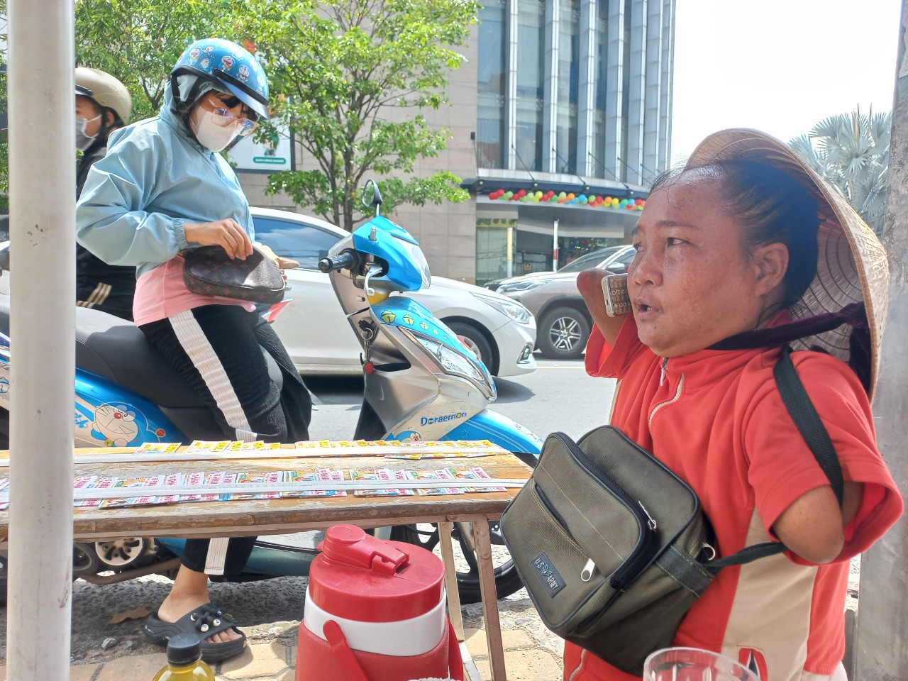 Tập trung truy xét đối tượng lừa tráo 840 tờ vé số của người phụ nữ không tay, không chân