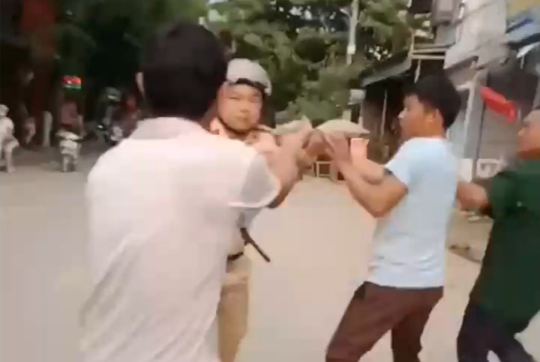 Bị nhóm người đuổi đánh, cán bộ CSGT rút súng bắn chỉ thiên