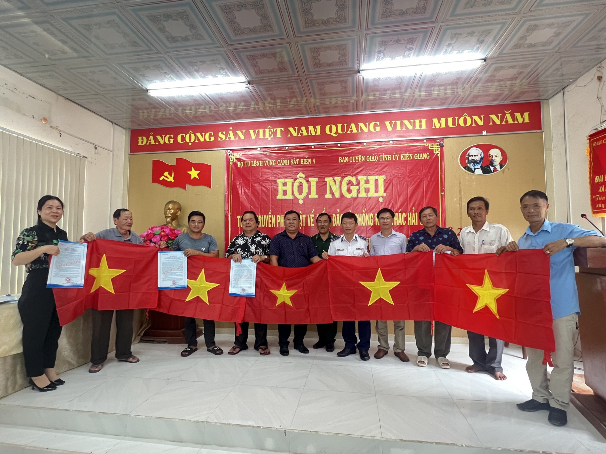 Cảnh sát biển trao cờ Tổ quốc và tổ chức các hoạt động vì vùng biển Tây Nam bền vững - Ảnh 3.