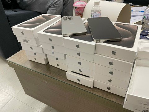 Tạm giữ người xách 22 iPhone 15 Pro Max về Việt Nam - Ảnh 3.