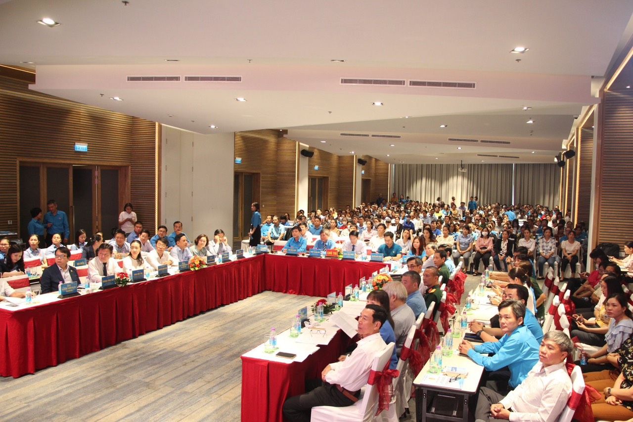 Đại hội XI C&ocirc;ng đo&agrave;n Kh&aacute;nh H&ograve;a hướng đến bảo vệ lợi &iacute;ch người lao động - Ảnh 2.