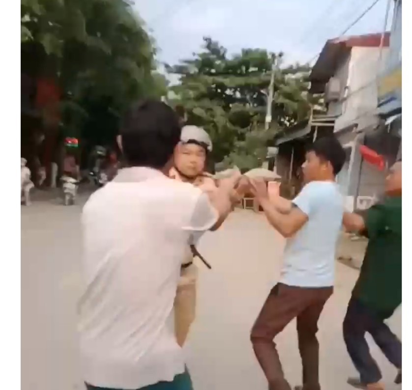 Bị nh&oacute;m người đuổi đ&aacute;nh, c&aacute;n bộ CSGT r&uacute;t s&uacute;ng bắn chỉ thi&ecirc;n - Ảnh 1.
