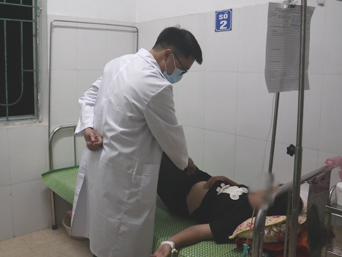 Uống nước ngọt ở cổng trường, 30 học sinh ở Cao Bằng c&oacute; biểu hiện ngộ độc - Ảnh 1.